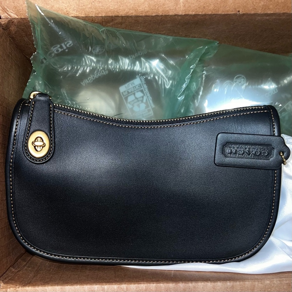 COACH Swinger Bag in Black